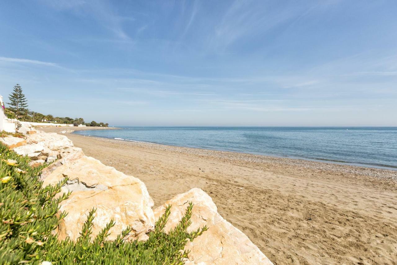 Beachside Cosy Apartment With Pool Estepona Exterior photo